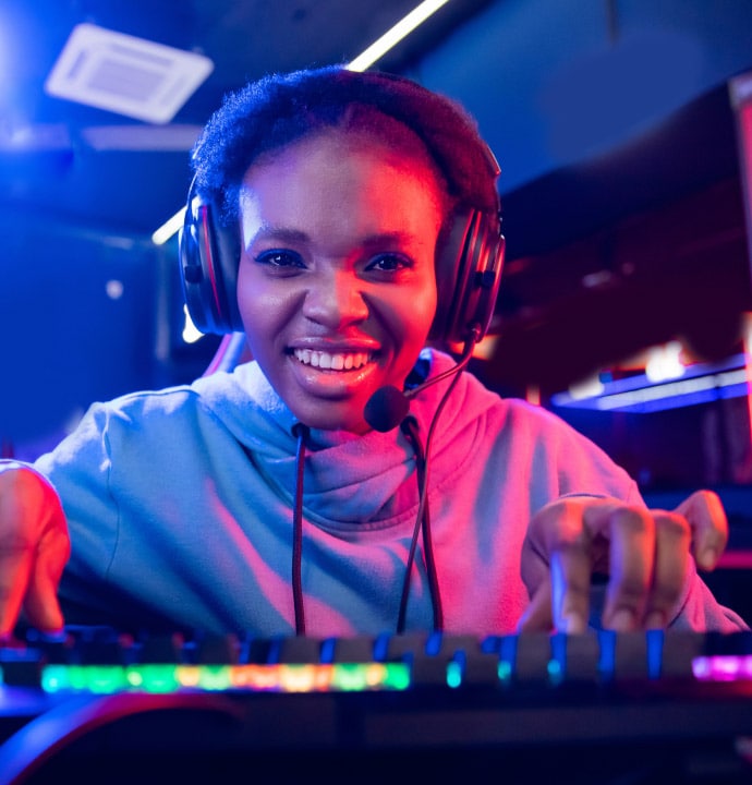 flicka som spelar datorspel med Norton 360 for Gamers.