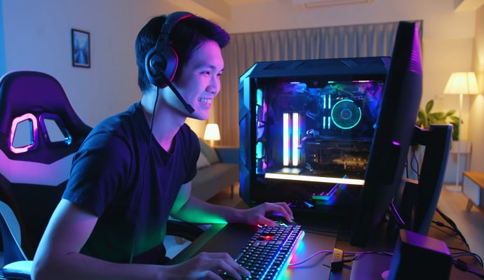 man vid dator som startar Norton 360 for Gamers
